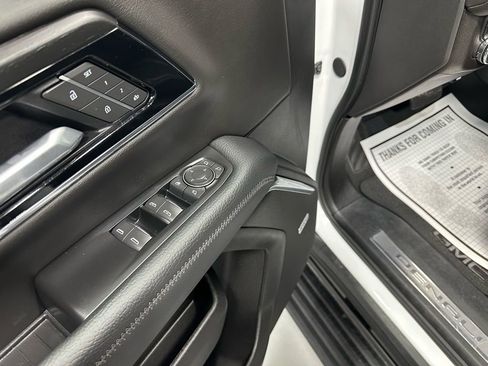 Used 2025 GMC Yukon Denali w/ Sun & Power Step Package image 9