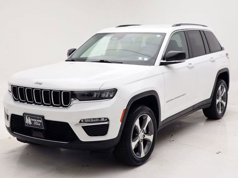 Used 2023 Jeep Grand Cherokee Limited AWD/4WD image 2