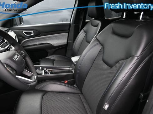 Used 2025 Jeep Compass Latitude AWD/4WD image 12