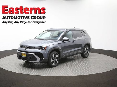 Used 2025 Volkswagen Taos SE AWD/4WD image 54