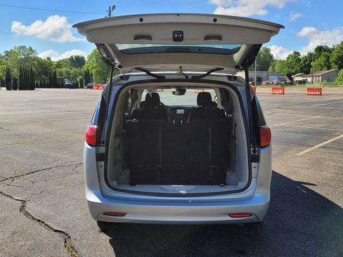 Used 2023 Chrysler Voyager LX FWD image 11