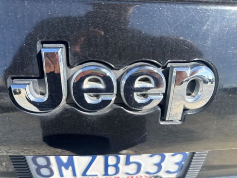 Used 2019 Jeep Cherokee Limited image 11