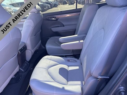 Used 2021 Toyota Highlander Platinum image 17