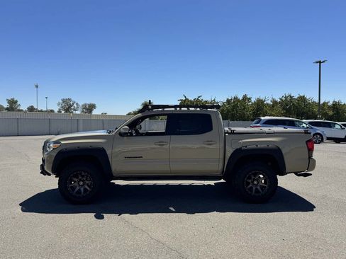 Used 2018 Toyota Tacoma TRD Off-Road w/ Technology Package AWD/4WD image 9