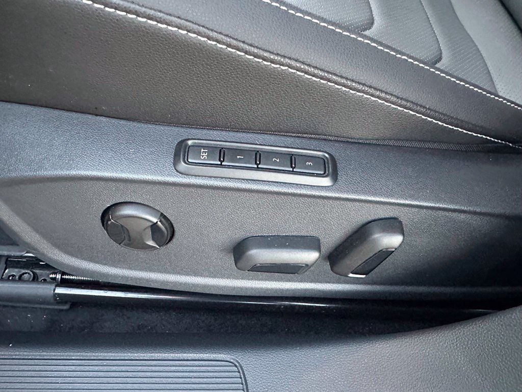 Used 2025 Volkswagen Jetta SEL FWD image 14