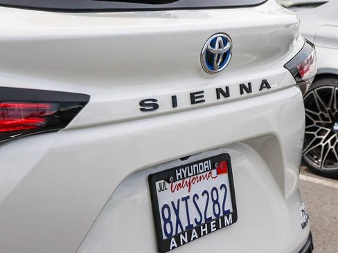 Used 2021 Toyota Sienna XLE w/ XLE Plus Package FWD image 12