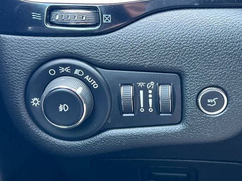 Used 2019 Jeep Cherokee Altitude image 32