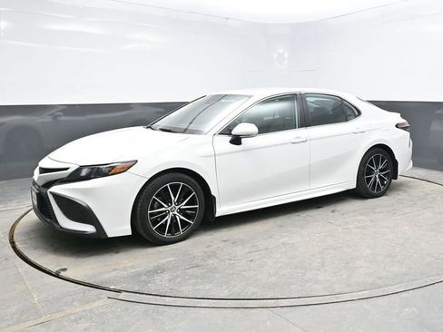 Used 2022 Toyota Camry SE image 3