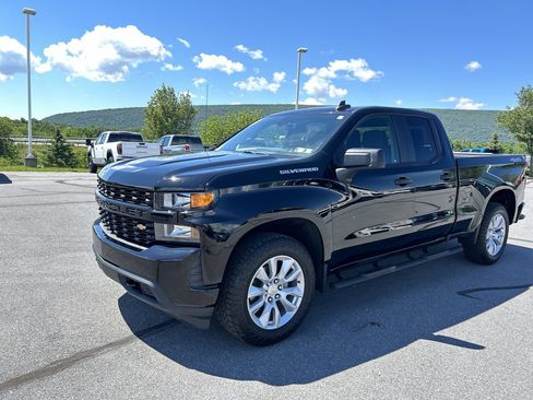 Used 2019 Chevrolet Silverado 1500 Custom w/ Custom Value Package AWD/4WD image 3