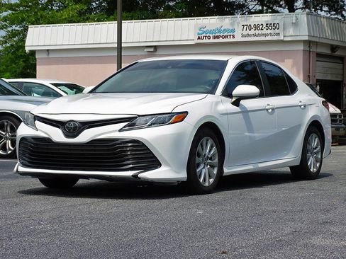 Used 2019 Toyota Camry LE FWD image 5