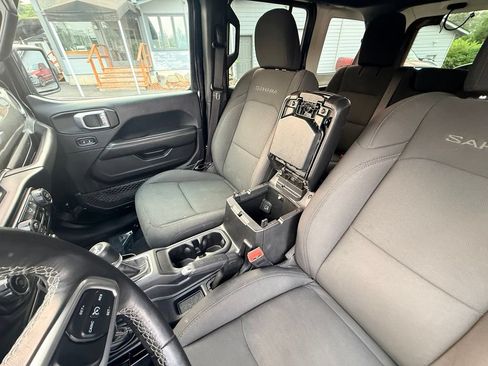 Used 2019 Jeep Wrangler Unlimited Sahara w/ Uconnect 4C Nav & Sound Group AWD/4WD image 23