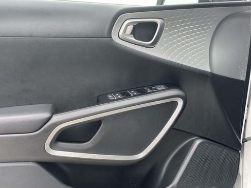 Used 2025 Kia Soul LX w/ LX Technology Package FWD image 13