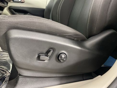 Used 2024 Chrysler Voyager LX image 17