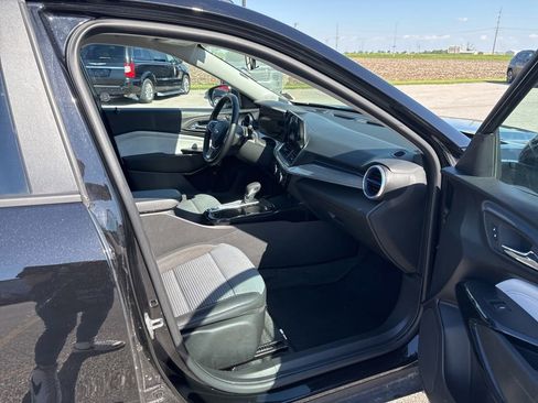 Used 2025 Chevrolet Trax LT w/ LT Convenience Package FWD image 18