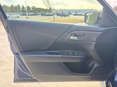 Used 2017 Honda Accord Sport image 14