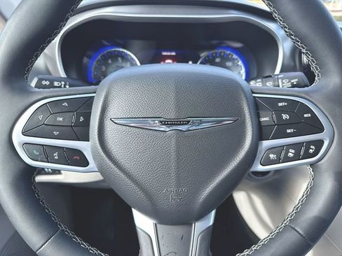 Used 2024 Chrysler Pacifica Touring-L FWD image 11