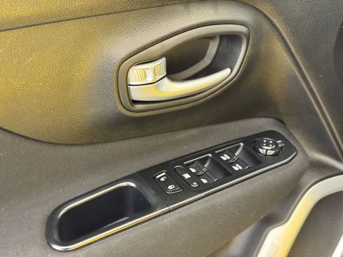 Used 2018 Jeep Renegade Latitude w/ Cold Weather Group AWD/4WD image 14
