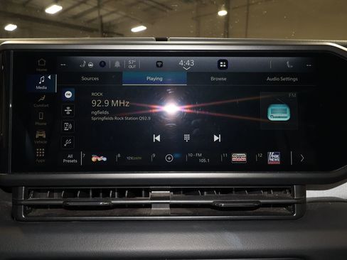 Used 2025 Jeep Wrangler Sahara image 12