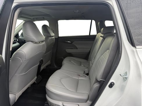 Used 2022 Toyota Highlander XLE image 16