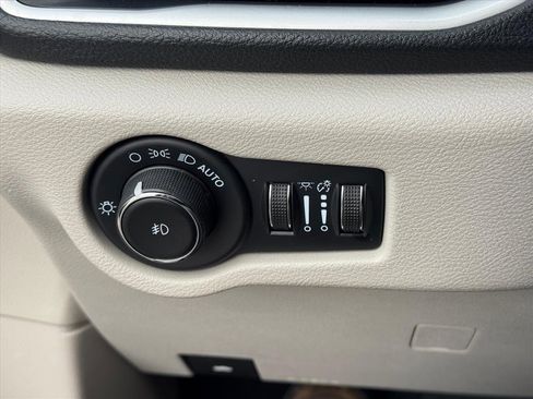 Used 2023 Chrysler Pacifica Touring-L image 23