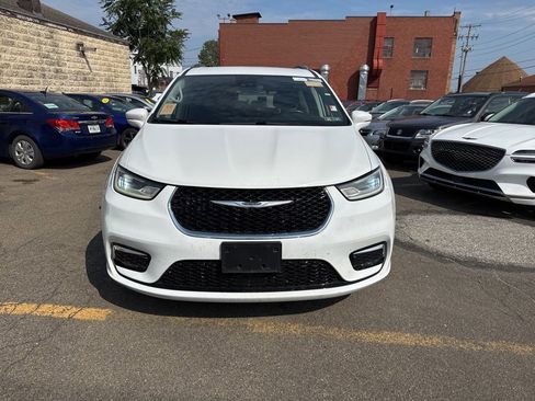 Used 2021 Chrysler Pacifica Touring-L image 2