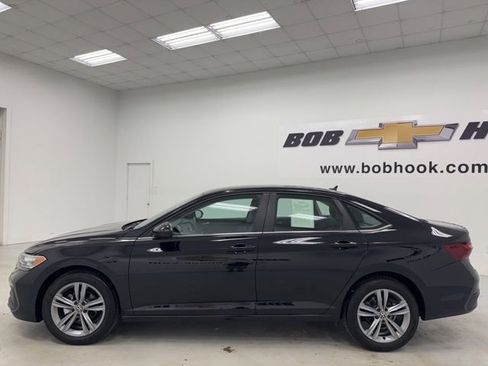 Used 2024 Volkswagen Jetta SE FWD image 8