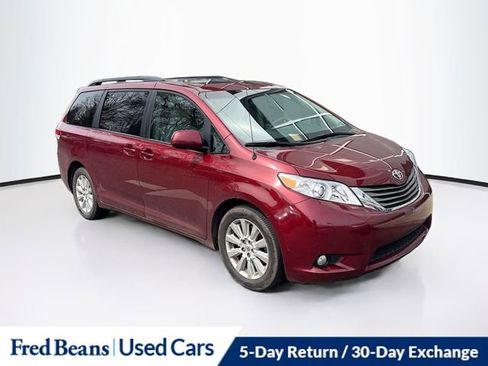 Used 2014 Toyota Sienna XLE image 21