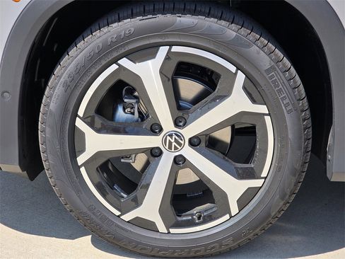 New 2025 Volkswagen Tiguan SE image 8
