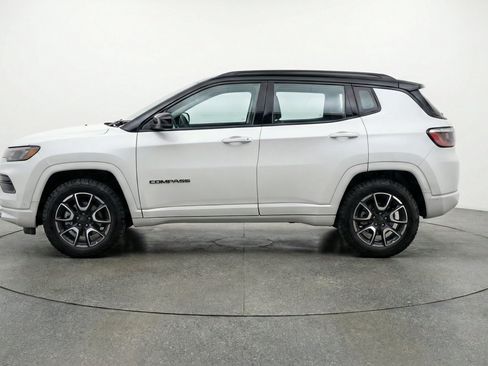 Used 2025 Jeep Compass Trailhawk w/ Trailer Tow Group AWD/4WD image 5
