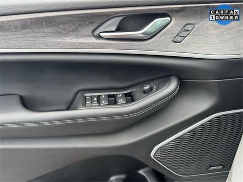 Used 2023 Jeep Grand Cherokee Limited w/ Black Appearance Package image 7