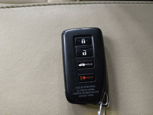 Used 2016 Lexus ES 350 w/ Luxury Package w/Wood Trim image 32