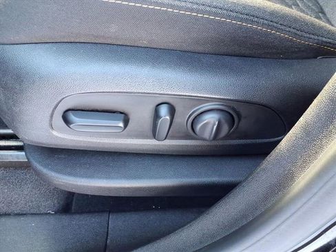 Used 2020 Chevrolet Equinox LT w/ Driver Convenience Package image 12