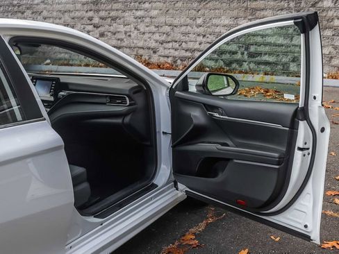 Used 2024 Toyota Camry SE image 14