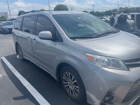 Used 2018 Toyota Sienna XLE w/ XLE Navigation Package FWD image 3