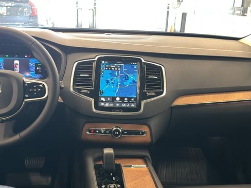 Used 2025 Volvo XC90 T8 Plus w/ Protection Package Premier AWD/4WD image 11
