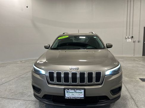 Used 2021 Jeep Cherokee Latitude FWD image 3