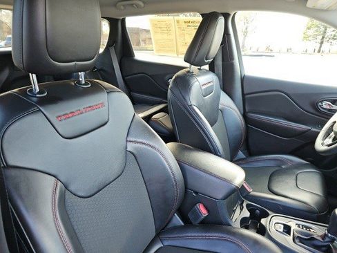 Used 2022 Jeep Cherokee Trailhawk w/ Comfort/Convenience Group image 12