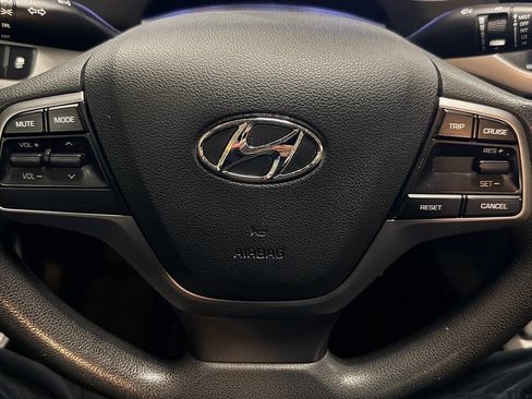 Used 2017 Hyundai Elantra SE image 14