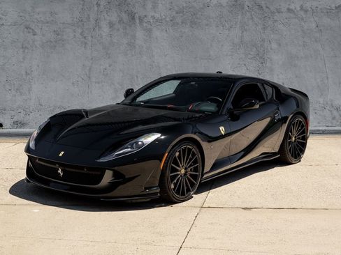 Used 2018 Ferrari 812 Superfast RWD image 4