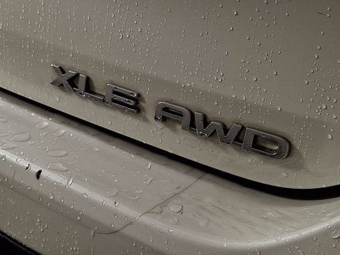 Used 2021 Toyota Highlander XLE AWD/4WD image 31