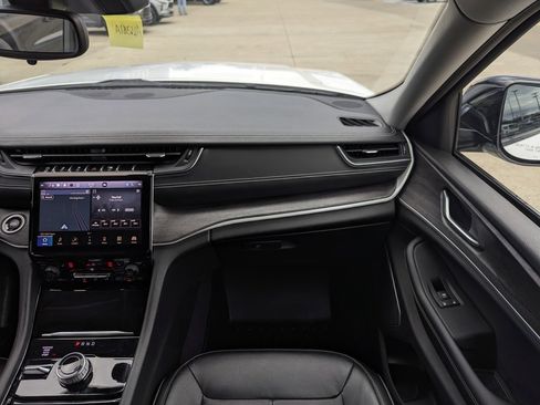 Used 2023 Jeep Grand Cherokee Limited image 4