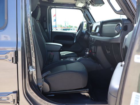 Used 2025 Jeep Wrangler Unlimited Rubicon 4xe w/ Convenience Group AWD/4WD image 12