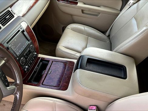 Used 2013 Chevrolet Avalanche LTZ image 15