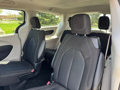 Used 2023 Chrysler Voyager LX FWD image 11