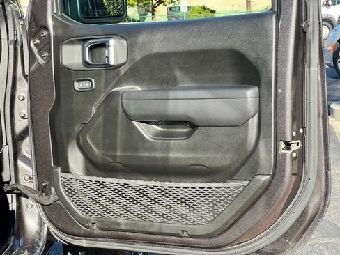 Used 2024 Jeep Wrangler Unlimited image 41