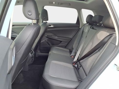 Certified 2025 Volkswagen Taos SE image 17