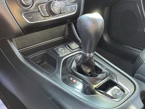 Certified 2019 Jeep Cherokee Overland image 31