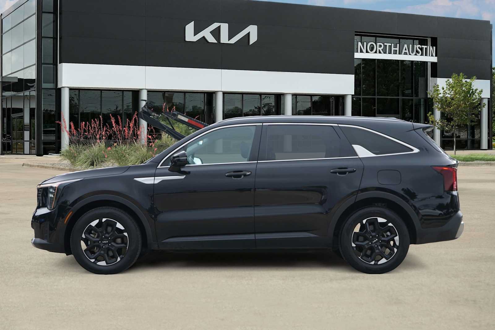 Used 2024 Kia Sorento S FWD image 3
