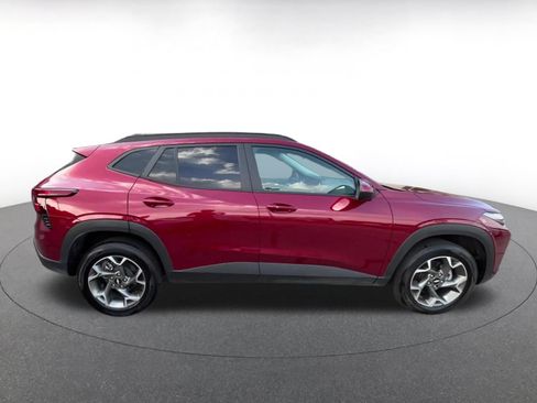 Used 2025 Chevrolet Trax LT w/ LT Convenience Package FWD image 16