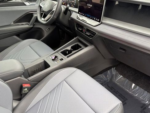 New 2026 Volkswagen Tiguan SE R-Line AWD/4WD image 15